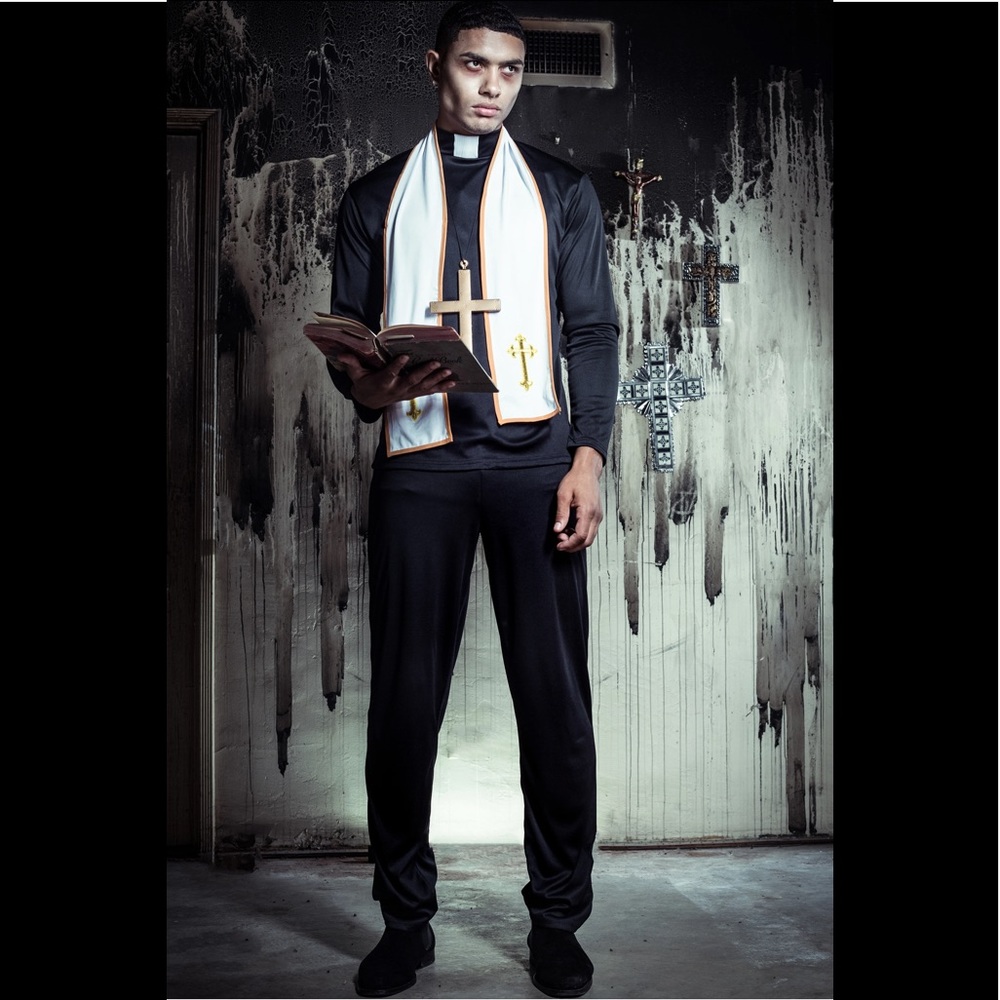 NWT Spirit Halloween Men’s Priest Costume